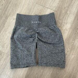 NVGTN scrunch shorts grey